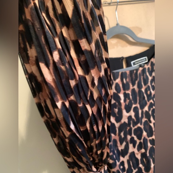 Gorgeous Melanie Lyne animal print bell sleeve dress with pockets - Picture 4 of 10